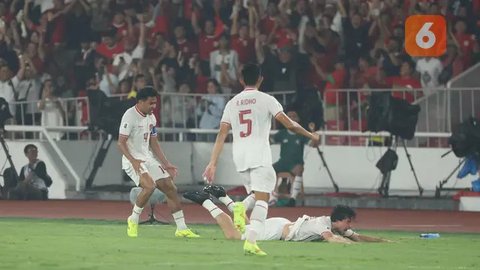 Pemain Yordania, Yazan Alnaimat, berusaha melewati pemain Malaysia, Dion Cools, dalam laga Grup E Piala Asia 2023 yang digelar di Al Janoub Stadium, Al Wakrah, Selasa (16/1/2024). (AP Photo/A