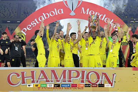 Pemain Yordania, Yazan Alnaimat, berusaha melewati pemain Malaysia, Dion Cools, dalam laga Grup E Piala Asia 2023 yang digelar di Al Janoub Stadium, Al Wakrah, Selasa (16/1/2024). (AP Photo/A