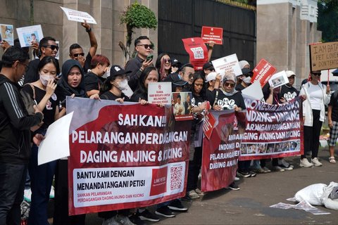 FOTO: Protes RUU Perlindungan Anjing-Kucing Gagal Masuk RUU Prolegnas, Aktivis Geruduk DPR Bawa Foto Prabowo dan Bobby