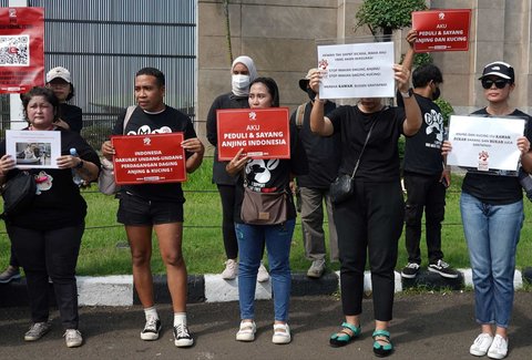 FOTO: Protes RUU Perlindungan Anjing-Kucing Gagal Masuk RUU Prolegnas, Aktivis Geruduk DPR Bawa Foto Prabowo dan Bobby