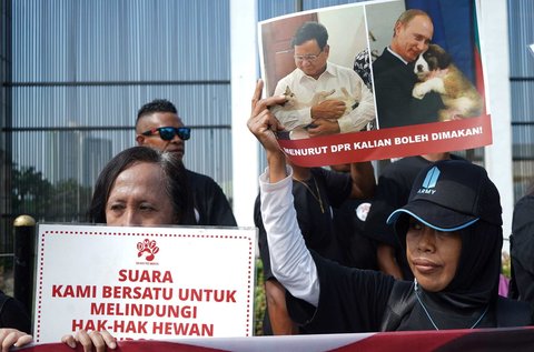 FOTO: Protes RUU Perlindungan Anjing-Kucing Gagal Masuk RUU Prolegnas, Aktivis Geruduk DPR Bawa Foto Prabowo dan Bobby