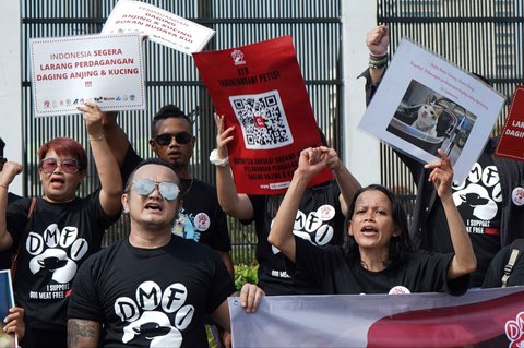 FOTO: Protes RUU Perlindungan Anjing-Kucing Gagal Masuk RUU Prolegnas, Aktivis Geruduk DPR Bawa Foto Prabowo dan Bobby