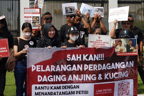 FOTO: Protes RUU Perlindungan Anjing-Kucing Gagal Masuk RUU Prolegnas, Aktivis Geruduk DPR Bawa Foto Prabowo dan Bobby