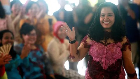 Mary Jane Fiesta Veloso (tengah) saat mengkuti perayaan hari kartini di Lapas Wirogunan,Yogyakarta, (23/4). Mengenakan kebaya berwarna putih, Mary tampak ceria mengikuti kegiatan yang diadaka