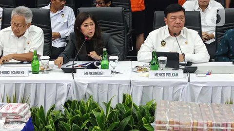 Menteri Komunikasi dan Digital (Menkomdigi), Meutya Hafid (kedua kiri) menyampaikan keterangan publik terkait capaian desk pemberantasan perjudian daring dan desk keamanan siber dan perlindungan data di Kantor Komdigi, Jakarta, Kamis (21/11/2024). (Liputan6.com/Angga Yuniar)
