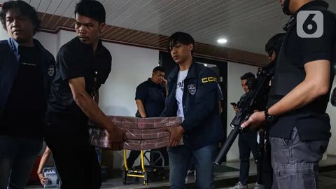 Petugas merapikan barang bukti usai sejumlah Menteri Kabinet Merah Putih memberikan keterangan terkait capaian desk pemberantasan perjudian daring dan desk keamanan siber dan perlindungan data di Kantor Kementerian Komunikasi dan Digital (Komdigi), Jakarta, Kamis (21/11/2024). (Liputan6.com/Angga Yuniar)