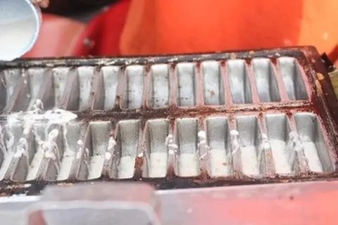 Kue Bandros (Credit: Shutterstock/tyasindayanti)