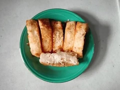 Kue Bandros (Credit: Shutterstock/tyasindayanti)