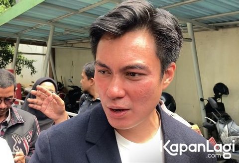 Tak berhenti di situ, Baim kembali jadi buah bibir karena momen interaksinya dengan Nagita Slavina di sebuah acara beberapa waktu lalu. Dalam kesempatan tersebut, Baim terlihat cipika-cipiki dengan Nagita saat bertegur sapa, lalu mengelus kepala istri Raffi Ahmad itu.