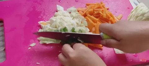 Tips Membuat Bakwan Sayur Renyah Tanpa Banyak Minyak (Credit: Youtube/Ghaziya Warita)