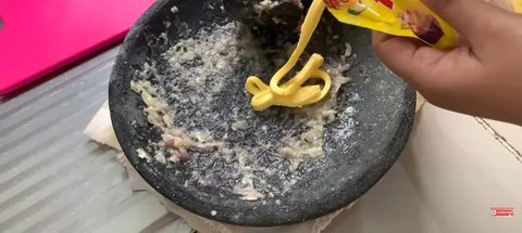 Tips Membuat Bakwan Sayur Renyah Tanpa Banyak Minyak (Credit: Youtube/Ghaziya Warita)