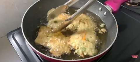 Tips Membuat Bakwan Sayur Renyah Tanpa Banyak Minyak (Credit: Youtube/Ghaziya Warita)