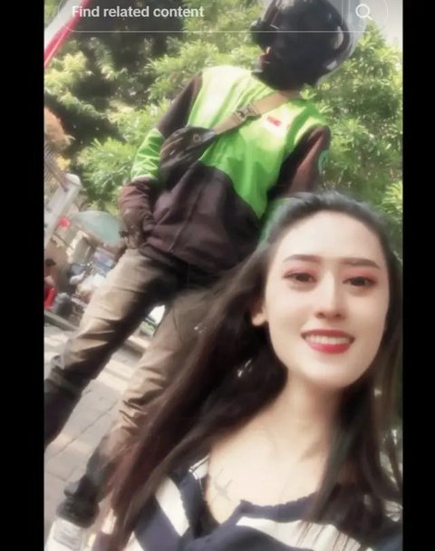 Viral Wanita Ngamen Sambil Gendong Anak Disebut Cantik Bak Model, Sempat Dikira Menyamar dan Lagi Meneliti Masalah Sosial.  foto: TikTok @fryl_____blfst