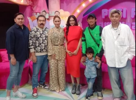 Viral Wanita Ngamen Sambil Gendong Anak Disebut Cantik Bak Model, Sempat Dikira Menyamar dan Lagi Meneliti Masalah Sosial.  foto: TikTok @fryl_____blfst