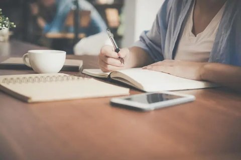 5 Tanda Kamu Cerdas yang Terlihat dari Tulisan Tanganmu | copyright pexels.com/Lisa Fotios