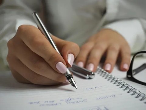 5 Tanda Kamu Cerdas yang Terlihat dari Tulisan Tanganmu | copyright pexels.com/Lisa Fotios
