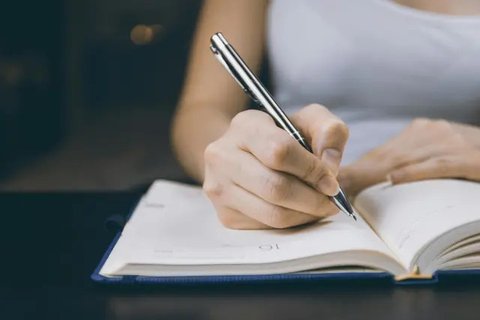 5 Tanda Kamu Cerdas yang Terlihat dari Tulisan Tanganmu | copyright pexels.com/Lisa Fotios