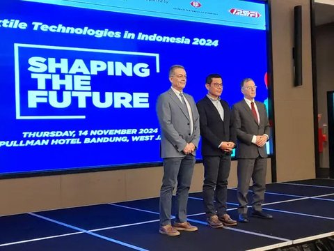 Paolo Pinto, Komisaris Dagang dari Italian Trade Agency (ITA) (kiri), Presiden ACIMIT Marco Salvade (tengah), dan David Leonardi, Wakil Ketua Badan Perwakilan Daerah Asosiasi Pertekstilan Ind