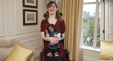 Pertemuan antara wanita terpendek di duni Jyoti Amge dan wanita tertinggi di dunia Rumeysa Gelgi di Savoy Hotel, London, Inggris. (Youtube Guinness World Records)