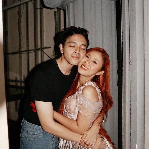 7 Gaya Pacaran Nadin Amizah dan Faishal Tanjung yang Menggemaskan dan Jadi Couple Goals