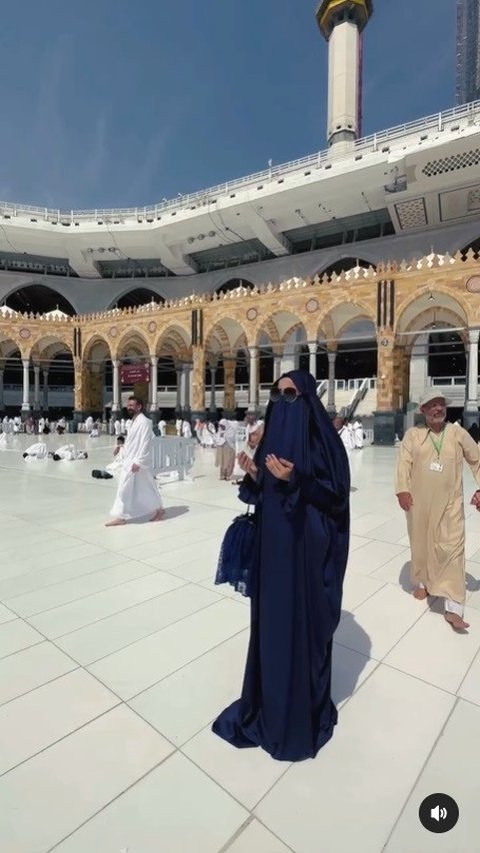 Berikut adalah momen Isa Zega saat tengah berada di tanah suci untuk laksanakan umrah.