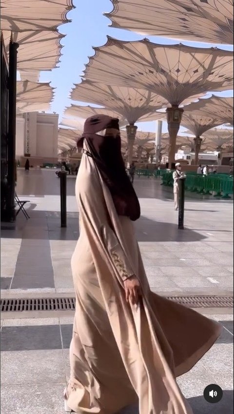Momennya saat umrah kini tengah disorot tajam oleh netizen. Pasalnya, Isa terang-terangan disebut menistakan agama oleh Mufti Anam anggota DPR RI.