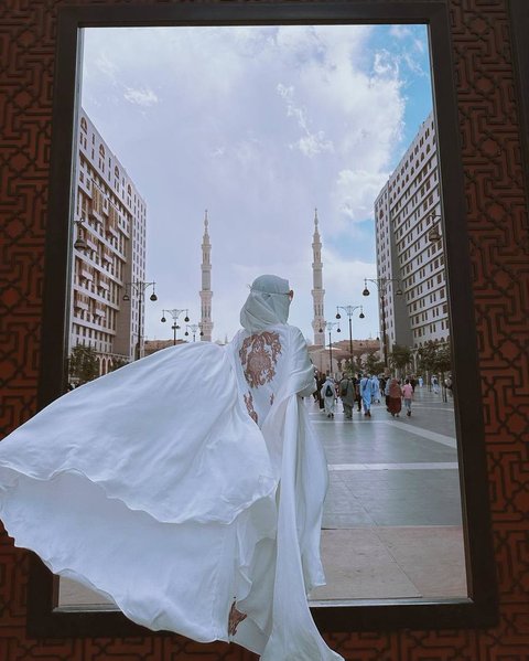 &amp;quot;Tapi si Isa berbeda, dia melaksanakan umrah menggunakan prosesi dan cara-cara perempuan. Ini adalah bagian dari penistaan agama,&amp;quot; tegas Mufti.