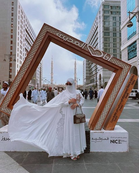 Di tengah kabar soal dirinya yang disebut nistakan agama, Gaya Isa saat umrah banyak disorot, terutama saat kenakan cadar.
