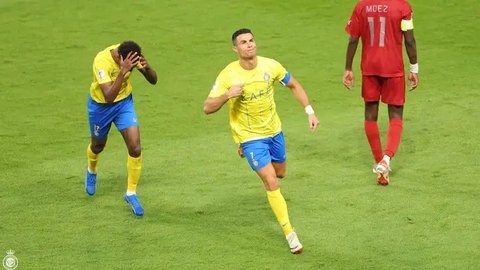 Gelandang Manchester City asal Spanyol Rodri menerima penghargaan Ballon d'Or selama upacara penghargaan Ballon d'Or France Football 2024 di Theatre du Chatelet di Paris pada 28 Oktober 20