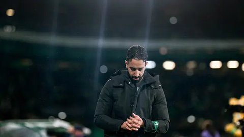 Manajer MU Ruben Amorim saat pimpin latihan tim untuk kali pertama pada hari Senin (18/11/2024). (X/Manchester United)