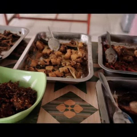 Alhamdulillah, Ibu Fajar Sadboy Buka Warung Nasi di Jakarta 'Laris Manis'