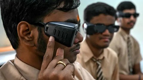 Kacamata pintar berteknologi AI tersebut dirancang untuk pengenalan wajah, objek, serta bantuan navigasi bagi para disabilitas netra. (NOAH SEELAM/AFP)