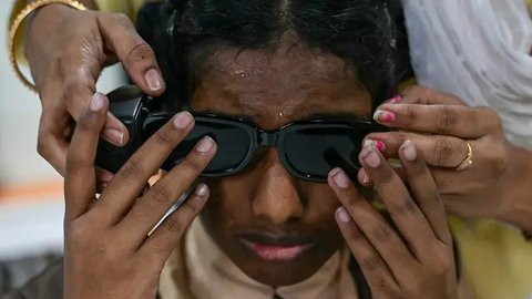 Penggunaan teknologi AI pada kacamata ini untuk menangkap informasi visual dari lingkungan sekitar, kemudian mengolahnya menjadi informasi yang dapat dipahami oleh para disabilitas netra. (NOAH SEELAM/AFP)