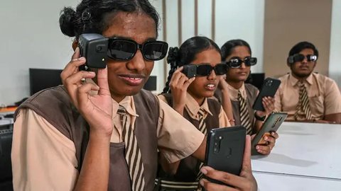 Kacamata AI akan membantu para disabilitas netra lebih mandiri dalam melakukan aktivitas sehari-hari. (NOAH SEELAM/AFP)