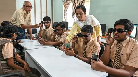 Kacamata AI juga membuka akses informasi yang lebih luas bagi para disabilitas netra yang memungkinkan mereka untuk membaca buku, koran, dan sumber lainnya. (NOAH SEELAM/AFP)