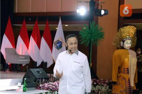Pendiri ESQ Group Ary Ginanjar Agustian bersama Wakil Menteri Dalam Negeri Bima Arya Sugiarto dan jajaran pada acara "Internalisasi Ber-AKHLAK: Menuju Kemendagri Ber-AKHLAK" di Jakarta.