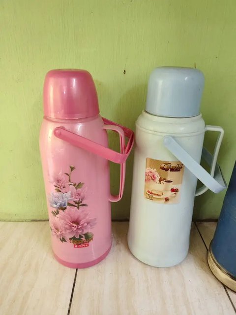 Potret Termos Jadul Ini Emak-emak Relate. (Sumber: X/@salsatrash/@adhityol)