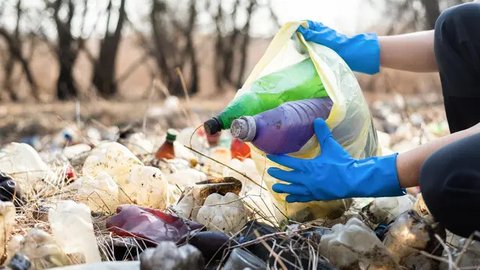 Ada berbagai dampak mengerikan yang ditimbulkan dari sampah plastik. (Foto: Freepik/freepik)