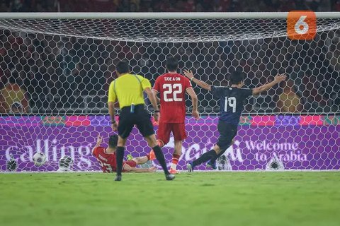 Gelandang Timnas Indonesia, Thom Haye mendapatkan pengawalan ketat dari gelandang Jepang, Daichi Kamada dalam laga Grup C Putaran Ketiga Piala Dunia 2026 di Stadion Utama Gelora Bung Karno, J