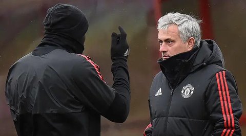 Pelatih Fenerbahce asal Portugal, Jose Mourinho, berdiri di lapangan sebelum pertandingan sepak bola Liga Super Turki antara Fenerbahce dan Galatasaray di Stadion Fenerbahce Sukru Saracogl
