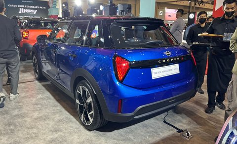 Belakang dari Mini Cooper S dengan lima pintu.