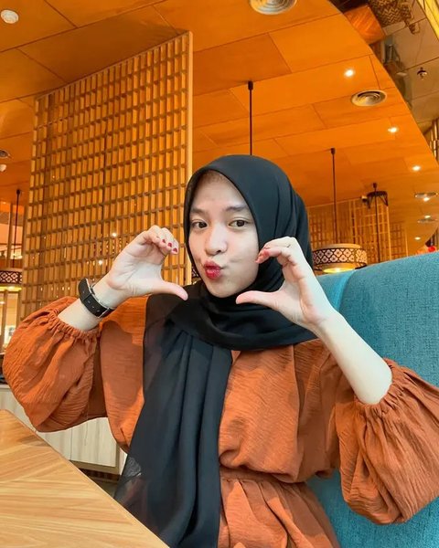 Apes menimpa Nissa Sabyan. Ia dihantam 18 ribuan komentar setelah ketahuan dinikahi Ayus Sabyan bekas suami Ririe Fairus. Seruan boikot berkumandang. (Foto: Dok. Instagram @nissa_sabyan)