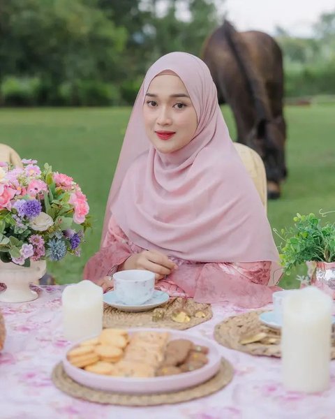 Apes menimpa Nissa Sabyan. Ia dihantam 18 ribuan komentar setelah ketahuan dinikahi Ayus Sabyan bekas suami Ririe Fairus. Seruan boikot berkumandang. (Foto: Dok. Instagram @nissa_sabyan)