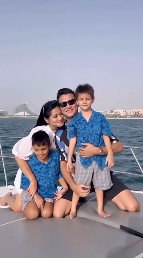 15 Tahun Pernikahan, Ini 7 Potret Kebersamaan Titi Kamal dan Christian Sugiono yang Romantis Terus - bak Masih Pacaran