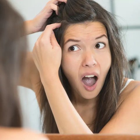 Ilustrasi perempuan muda dengan rambut penuh uban | copyright freepik.com