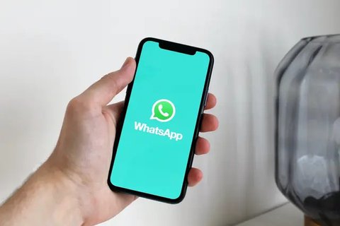 Warga mencoba mengakses aplikasi Whatsapp di Jakarta, Selasa (25/10). Platform pesan instan WhatsApp dilaporkan error, Selasa (25/10/2022) siang. Tak hanya di Indonesia, WhatsApp juga dilapor