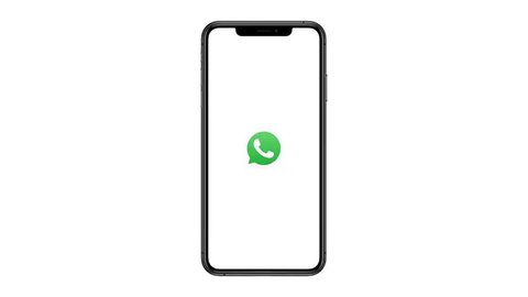 Warga mencoba mengakses aplikasi Whatsapp di Jakarta, Selasa (25/10). Platform pesan instan WhatsApp dilaporkan error, Selasa (25/10/2022) siang. Tak hanya di Indonesia, WhatsApp juga dilapor