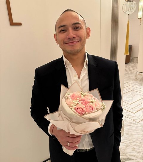 Sementara Tiko terlihat gagah dalam balutan setelan jas. Baik Tiko maupun BCL sama-sama fashionable. Tak jarang mereka tampil kompak dengan busana warna senada.