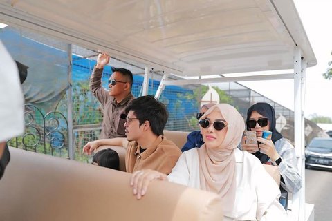 Aurel dan Atta sekeluarga terpantau terbang ke Batu-Jatim beberapa waktu lalu. Mereka turut serta dalam kampanye Kris Dayanti yang mencalonkan diri jadi walikota Batu.