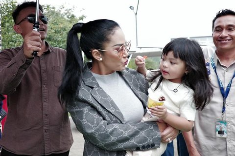 Momen itu juga jadi kesempatan bagi KD untuk quality time bersama cucu-cucunya. Seperti yang diketahui, KD memang begitu dekat dan memanjakan Ameena serta Azura.